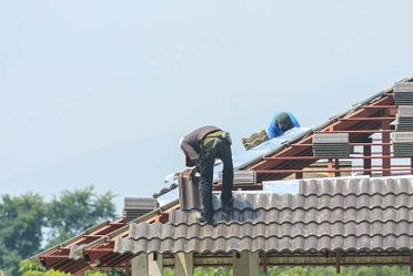 Personas colocando tejado