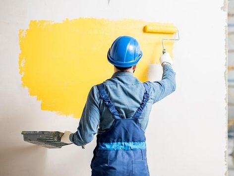 Hombre pintando casa